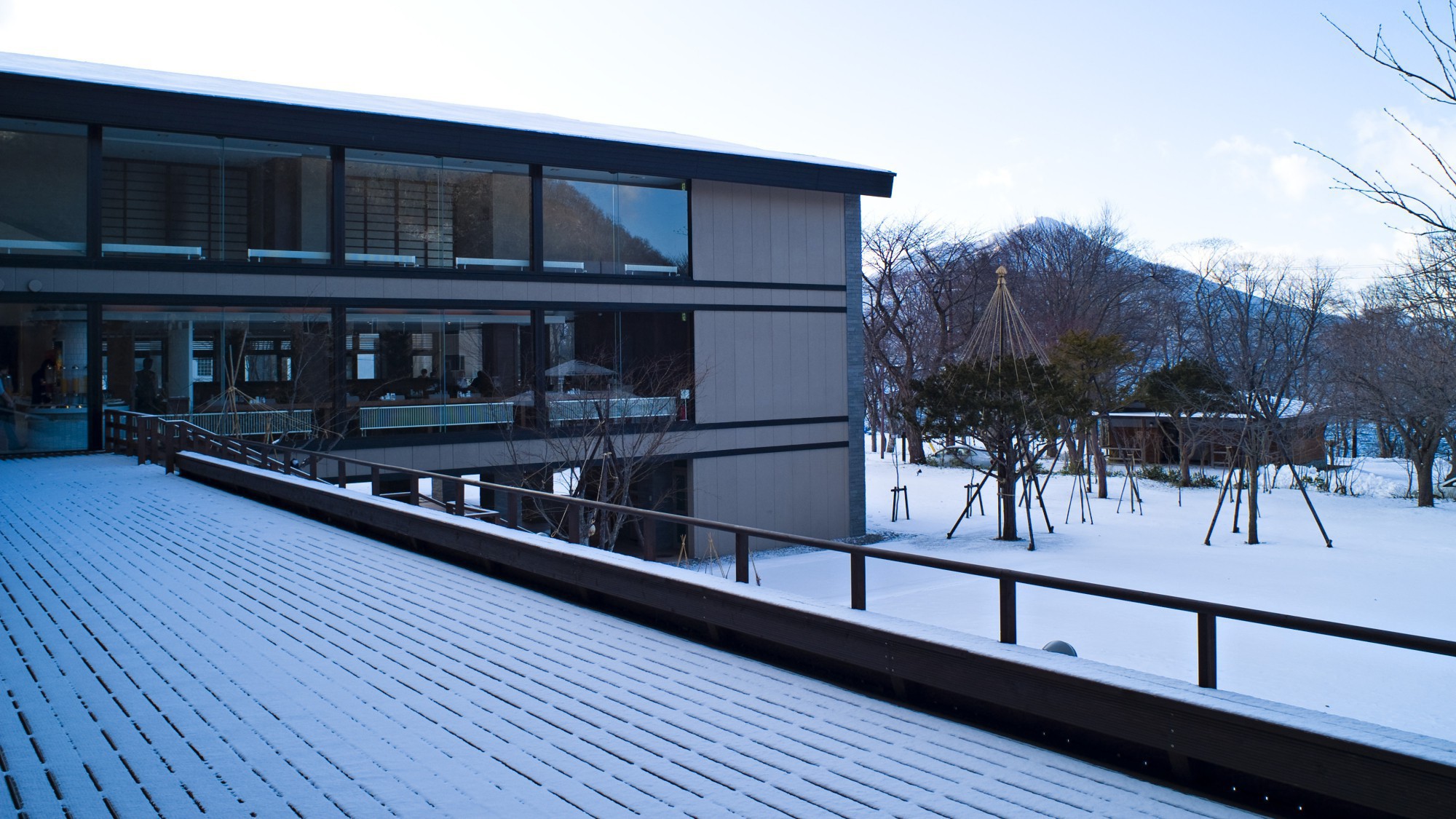 ◆中庭を眺めるウッドデッキ／冬には、北海道らしい真っ白な雪景色が広がります。