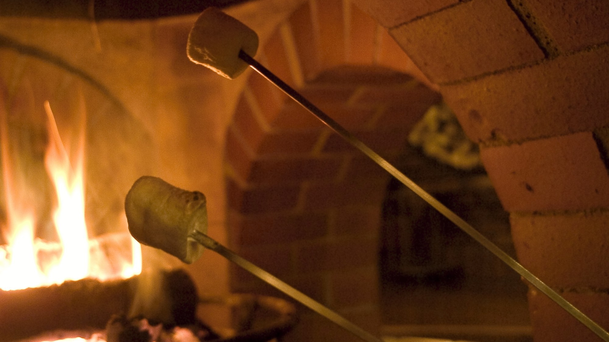 ◆客室ラウンジ［アペソ］／暖かな炎が灯る暖炉では、夕食後“焼きマシュマロ”をお愉しみいただけます
