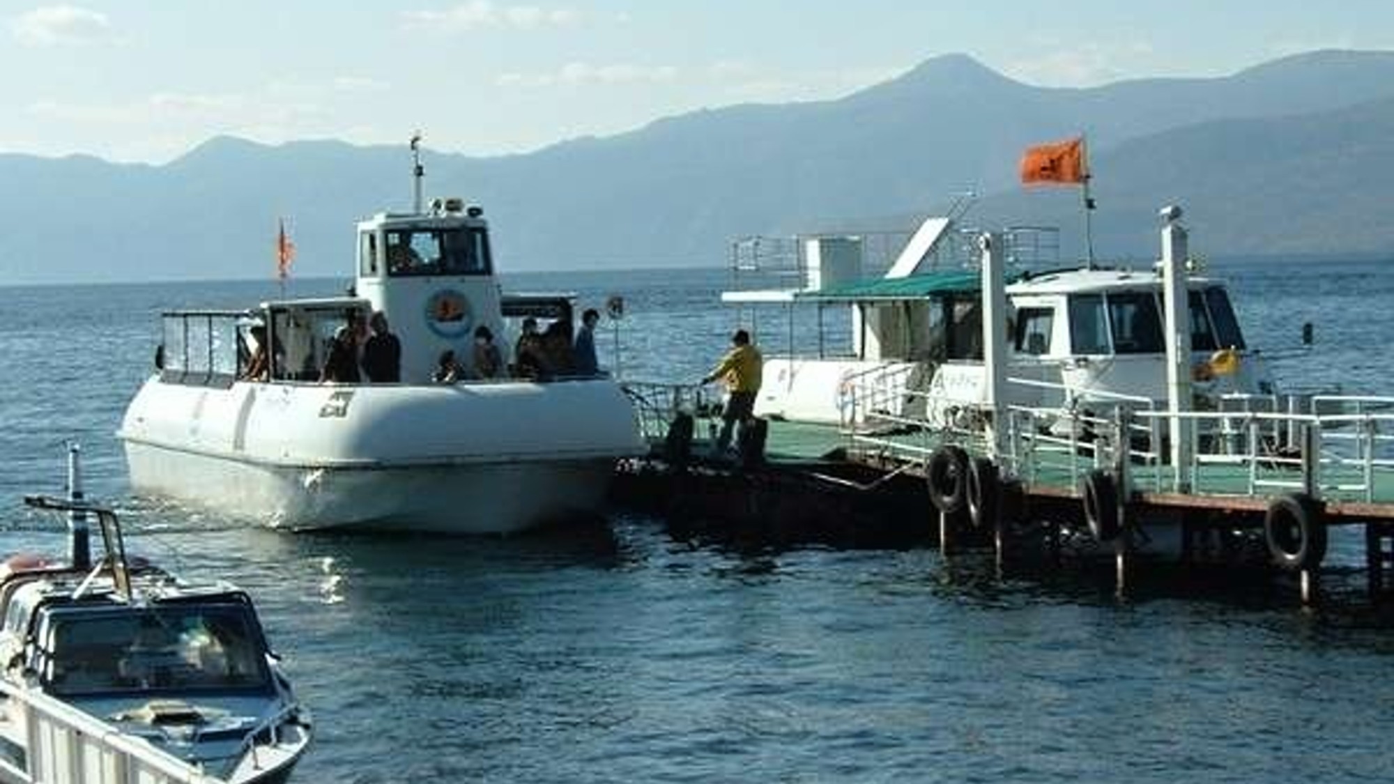 ◆水中遊覧船／潜水艦タイプの「サファイア号」（左）と２階建の「エメラルド号」