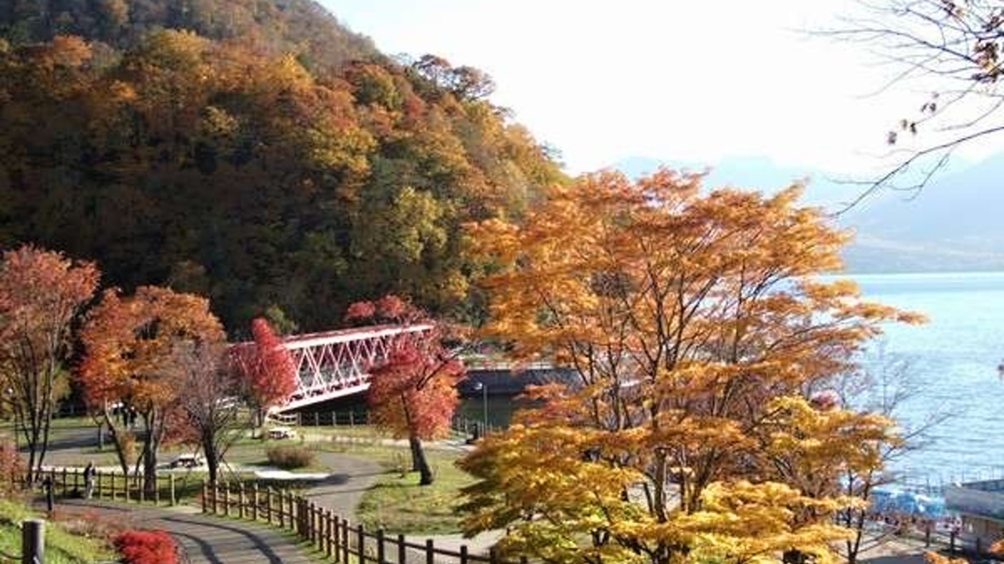 ◆支笏湖の紅葉（イメージ写真）／例年10月上旬～中旬は、湖畔から紅葉の絶景が愉しめます