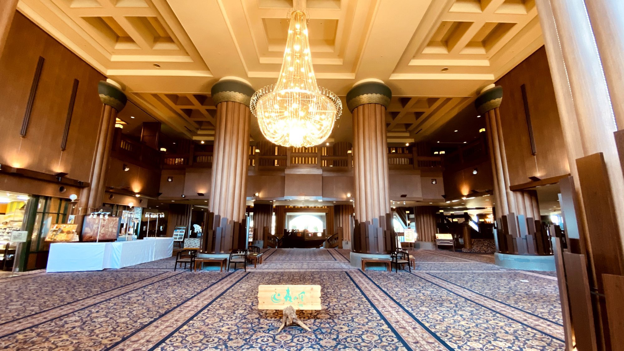 森の木と滴をイメージしたロビー