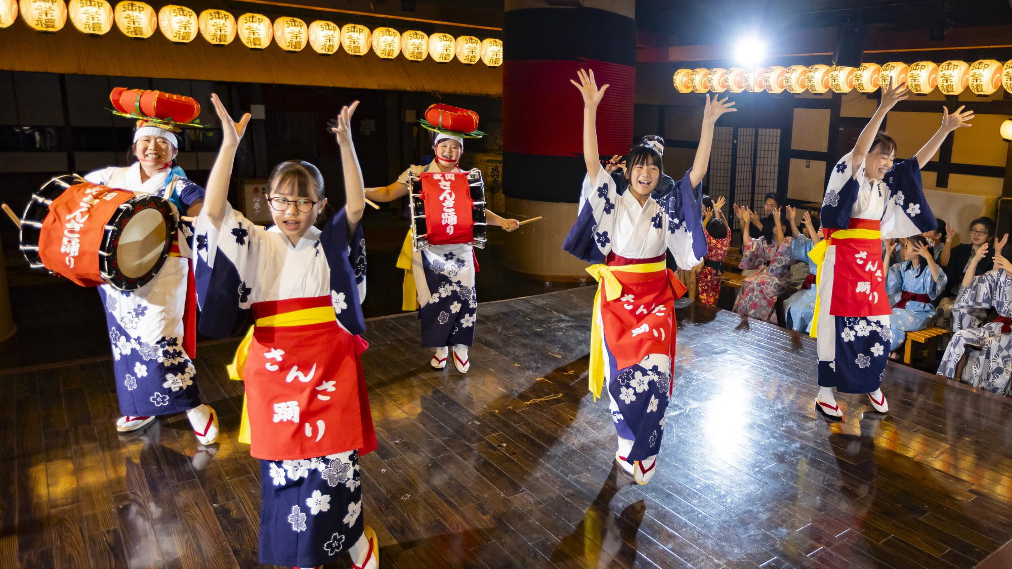 地元民謡歌手による郷土芸能ショーも毎晩開催！皆さんご一緒に♪