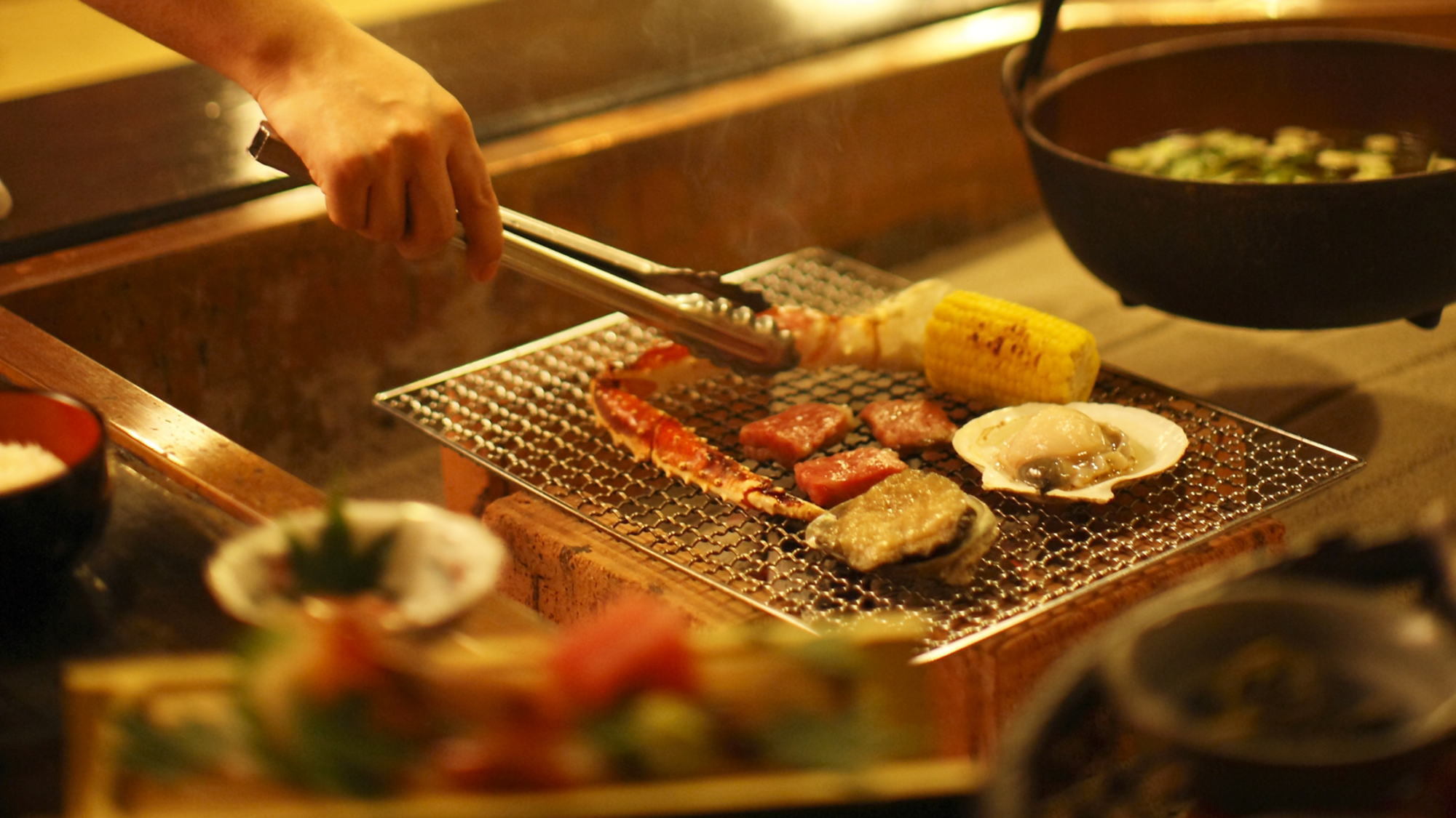 【露天風呂付き客室 ”四季彩”】源泉かけ流しの湯をお部屋で満喫。ご夕食は”炭火焼き 特選炉端会席”