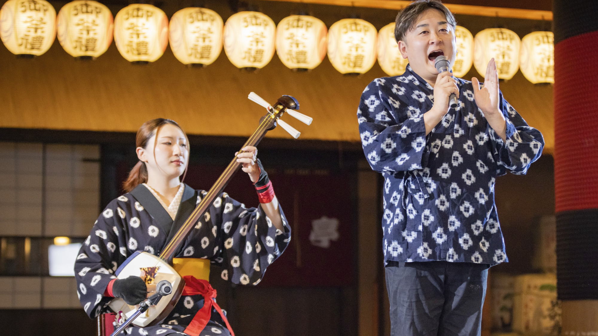 地元民謡歌手による郷土芸能ショーも毎晩開催！皆さんご一緒に♪