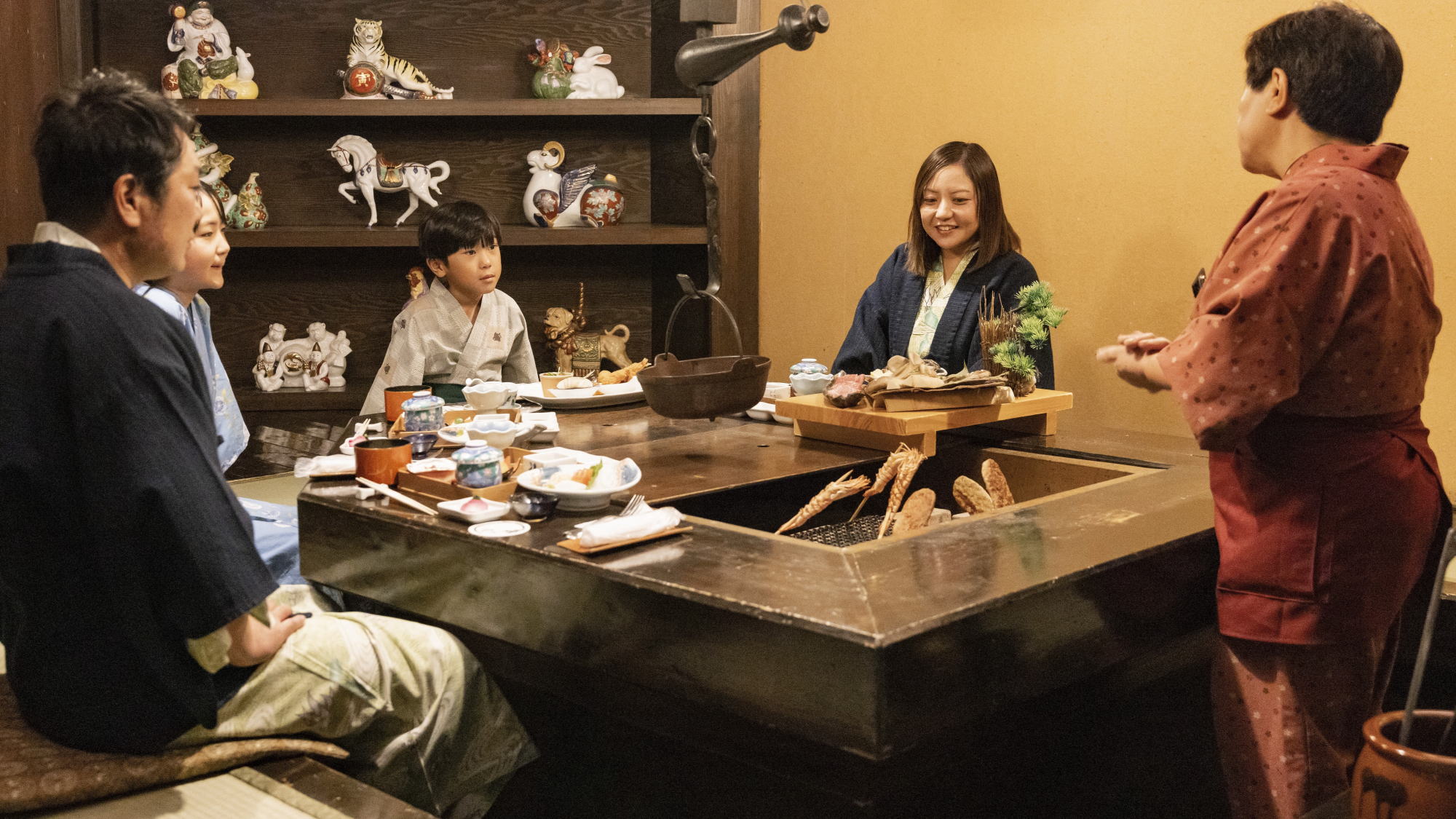 「南部曲がり屋」をモチーフにした懐かしの雰囲気のさんさ亭にて、炉端会席をどうぞ。