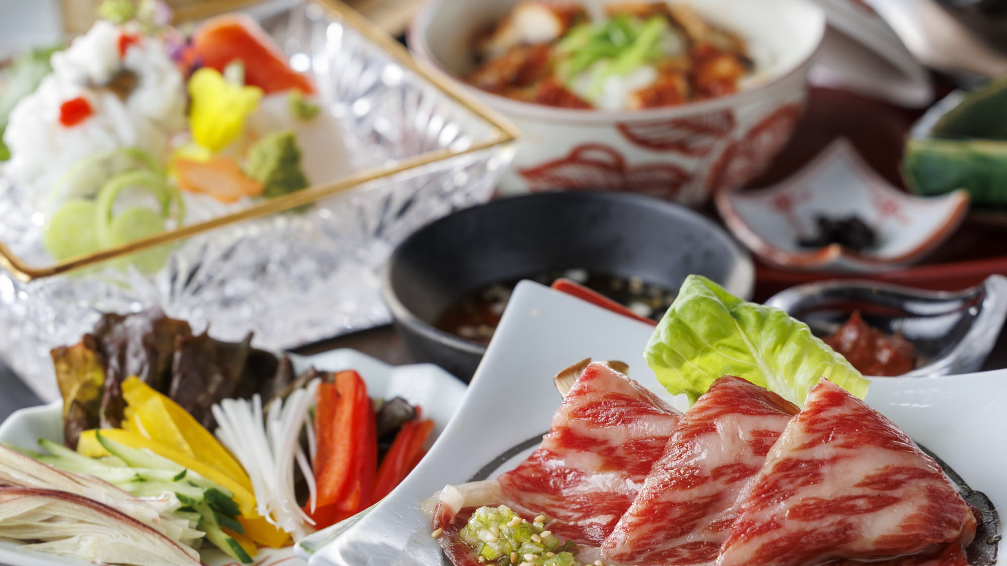 夏季特選創作会席：国産牛陶板焼き　香味野菜と共に