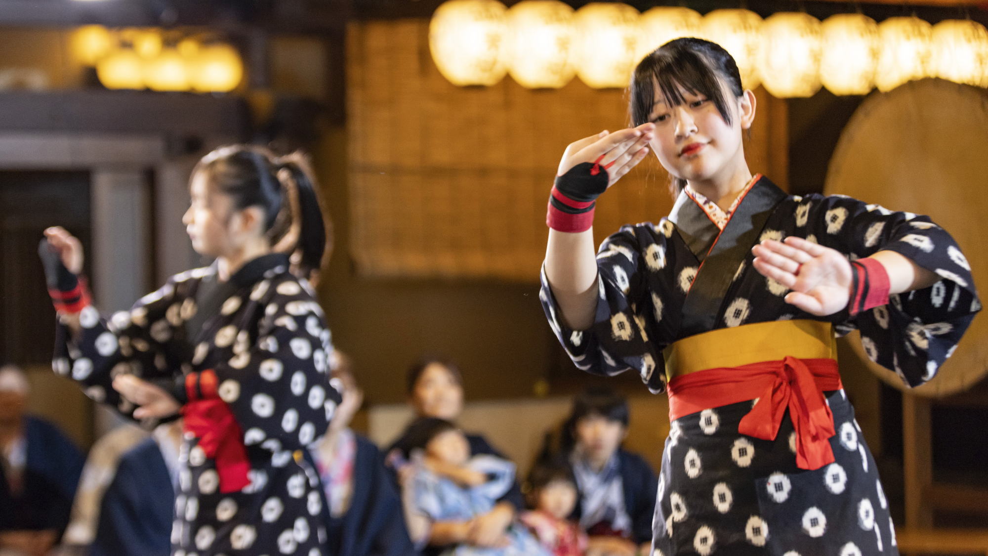 地元民謡歌手による郷土芸能ショーも毎晩開催！皆さんご一緒に♪