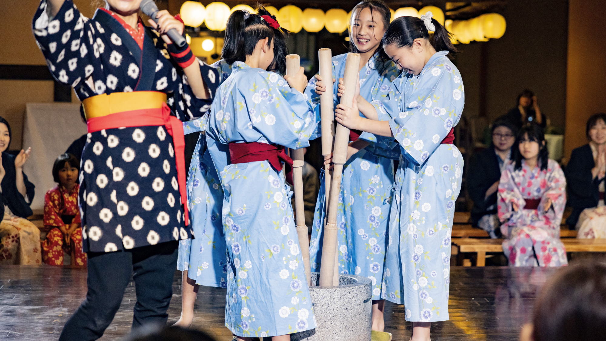 お客様により餅つき大会！