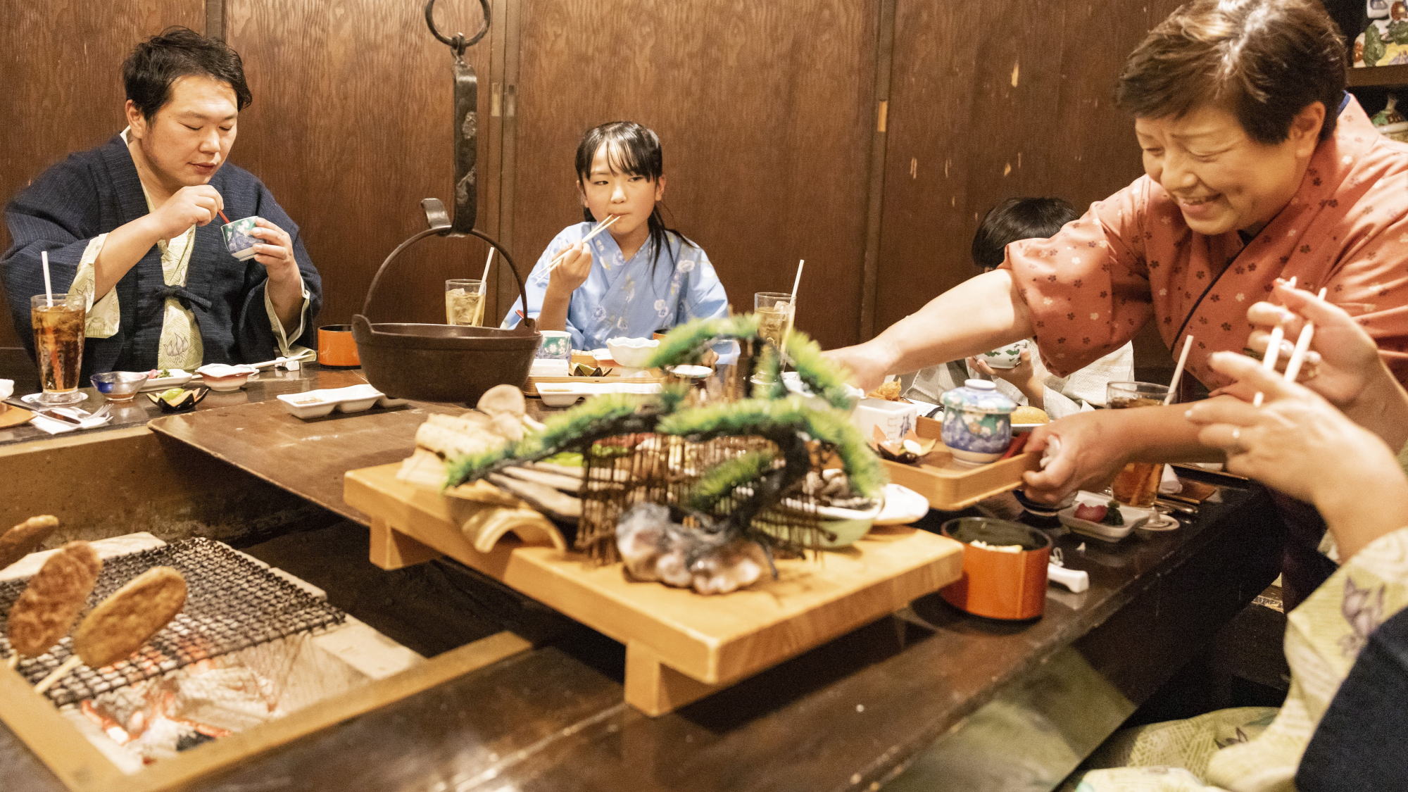 「南部曲がり屋」をモチーフにした懐かしの雰囲気のさんさ亭にて、炉端会席をどうぞ。