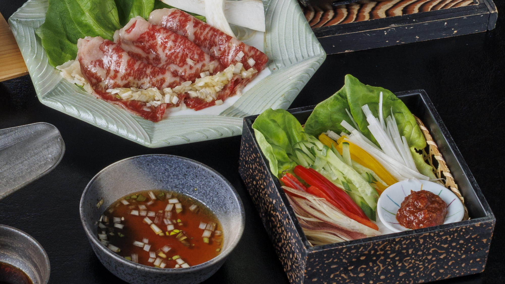 夏季創作和食：国産牛陶板焼　香味野菜と共に