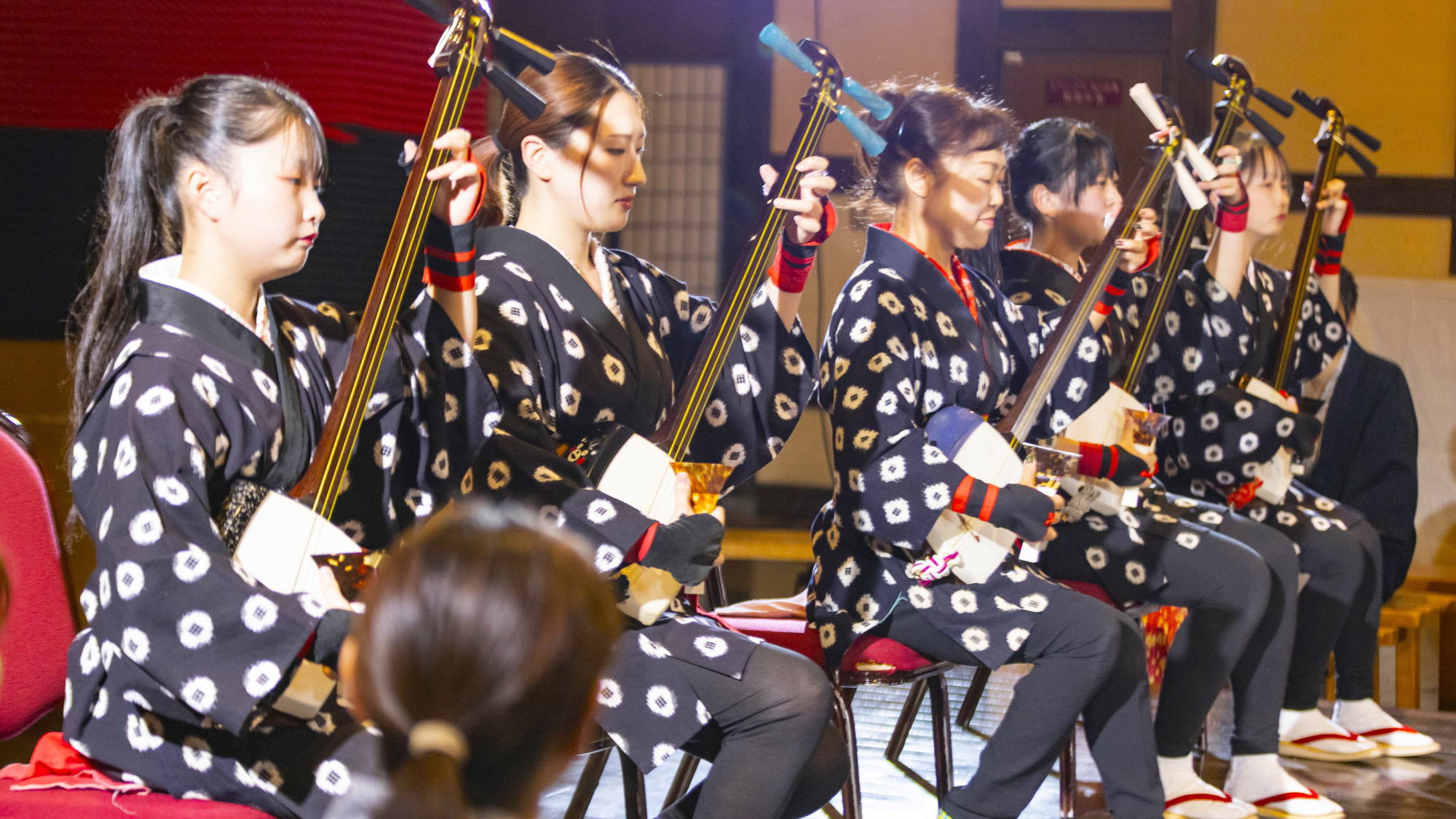 地元民謡歌手による郷土芸能ショーも毎晩開催！皆さんご一緒に♪