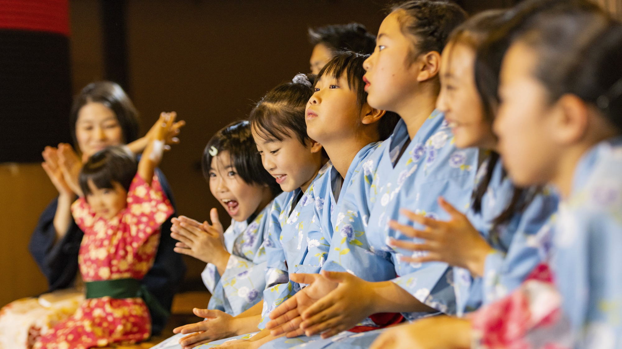地元民謡歌手による郷土芸能ショーも毎晩開催！皆さんご一緒に♪
