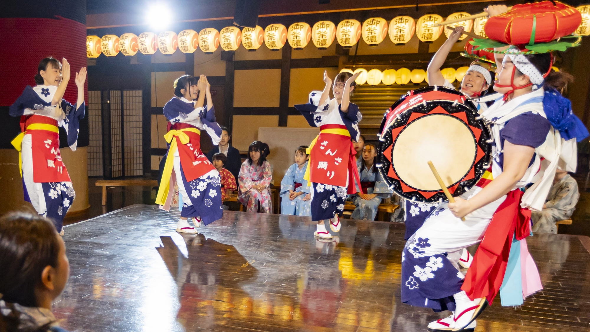 地元民謡歌手による郷土芸能ショーも毎晩開催！皆さんご一緒に♪