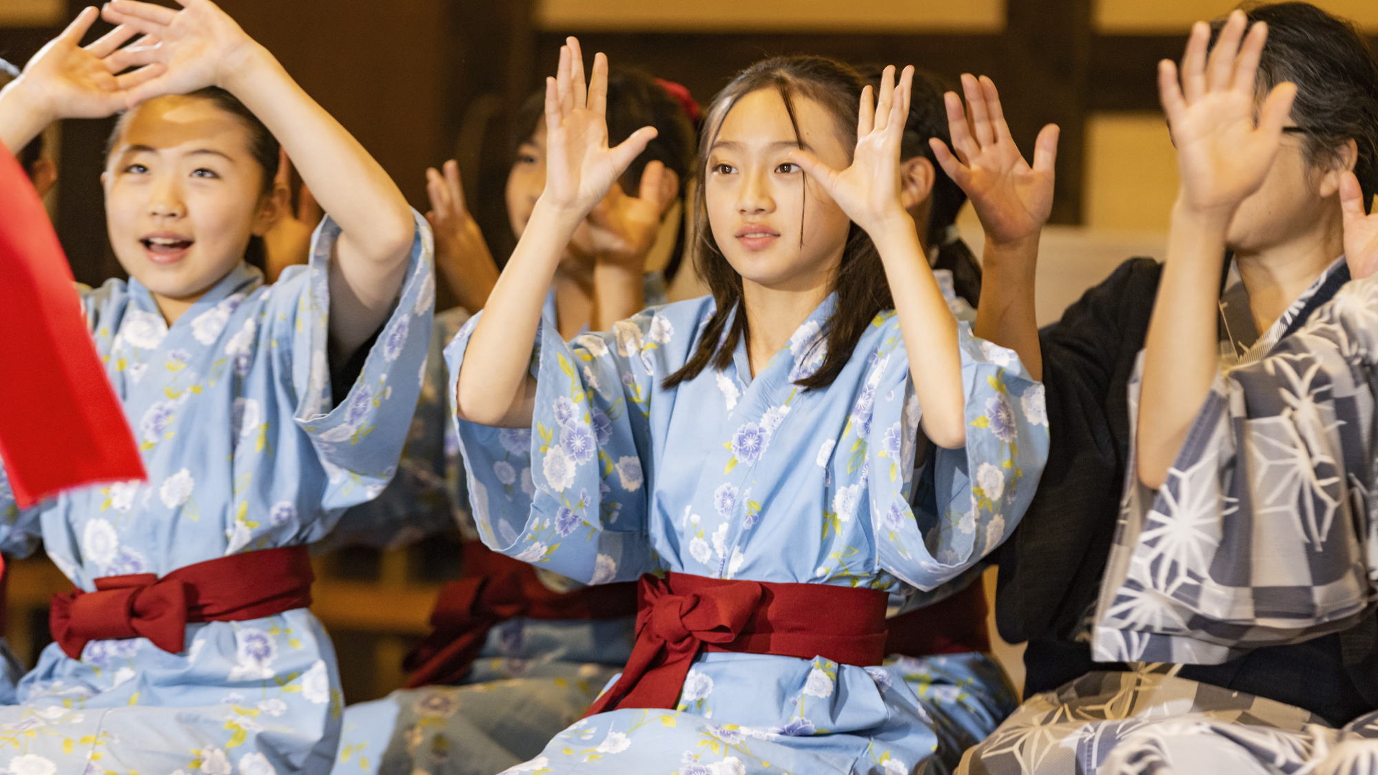 地元民謡歌手による郷土芸能ショーも毎晩開催！皆さんご一緒に♪