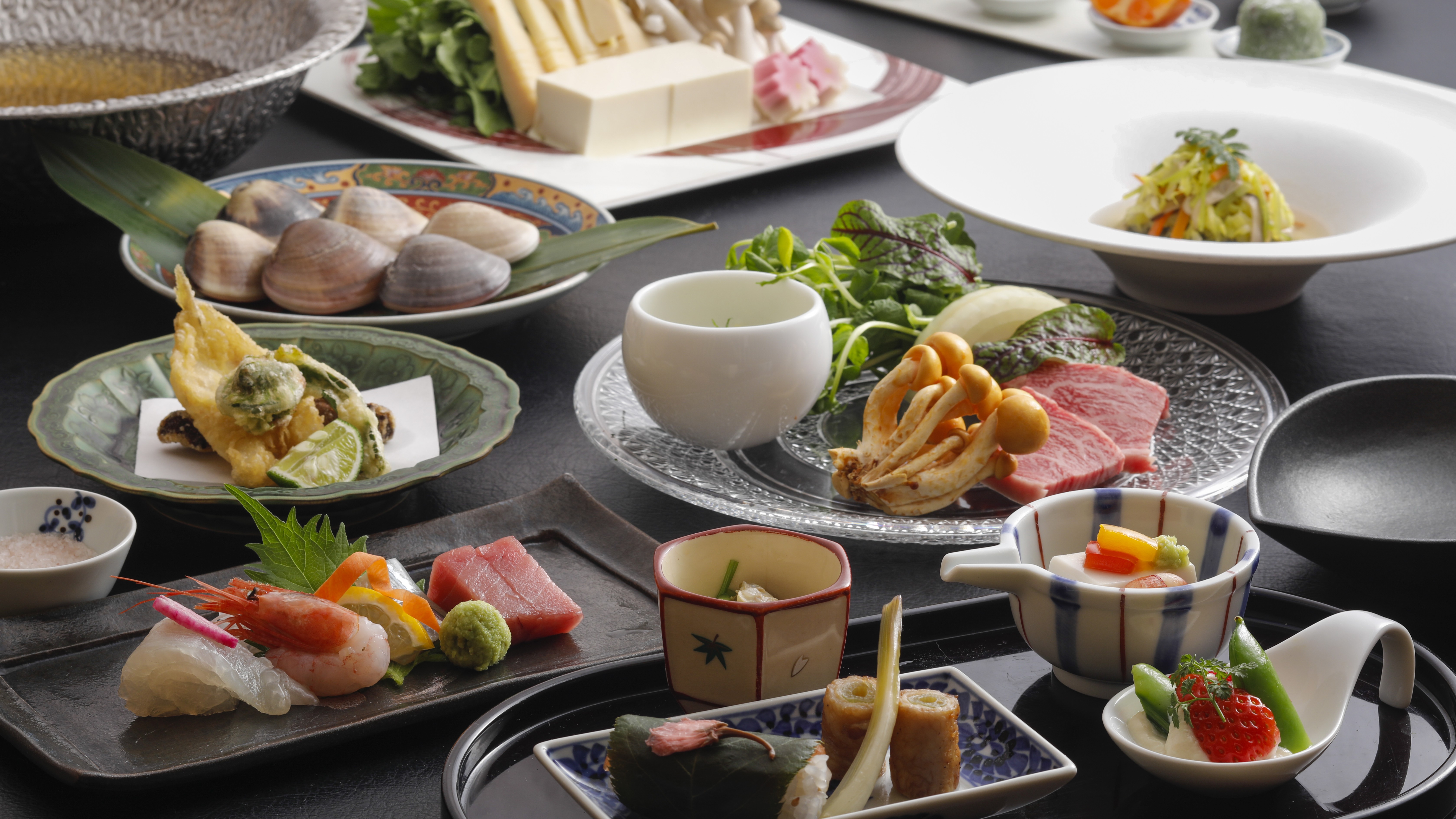 【春】会席料理（お食事一例）旬の食材を活かした繊細な味わいが魅力。