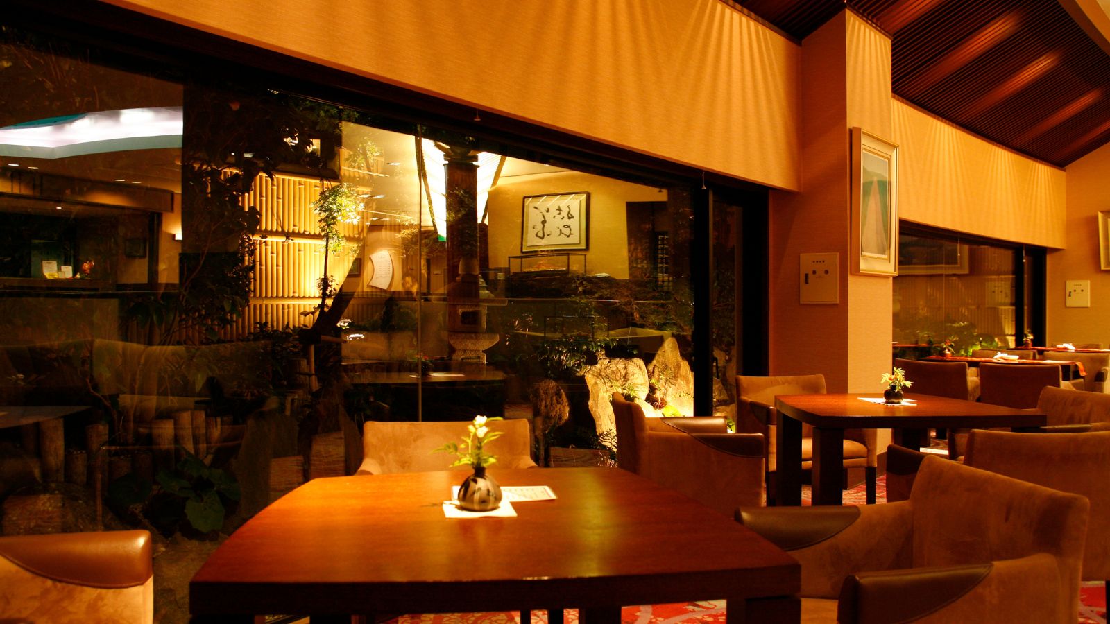【館内施設♦ラウンジ初花】