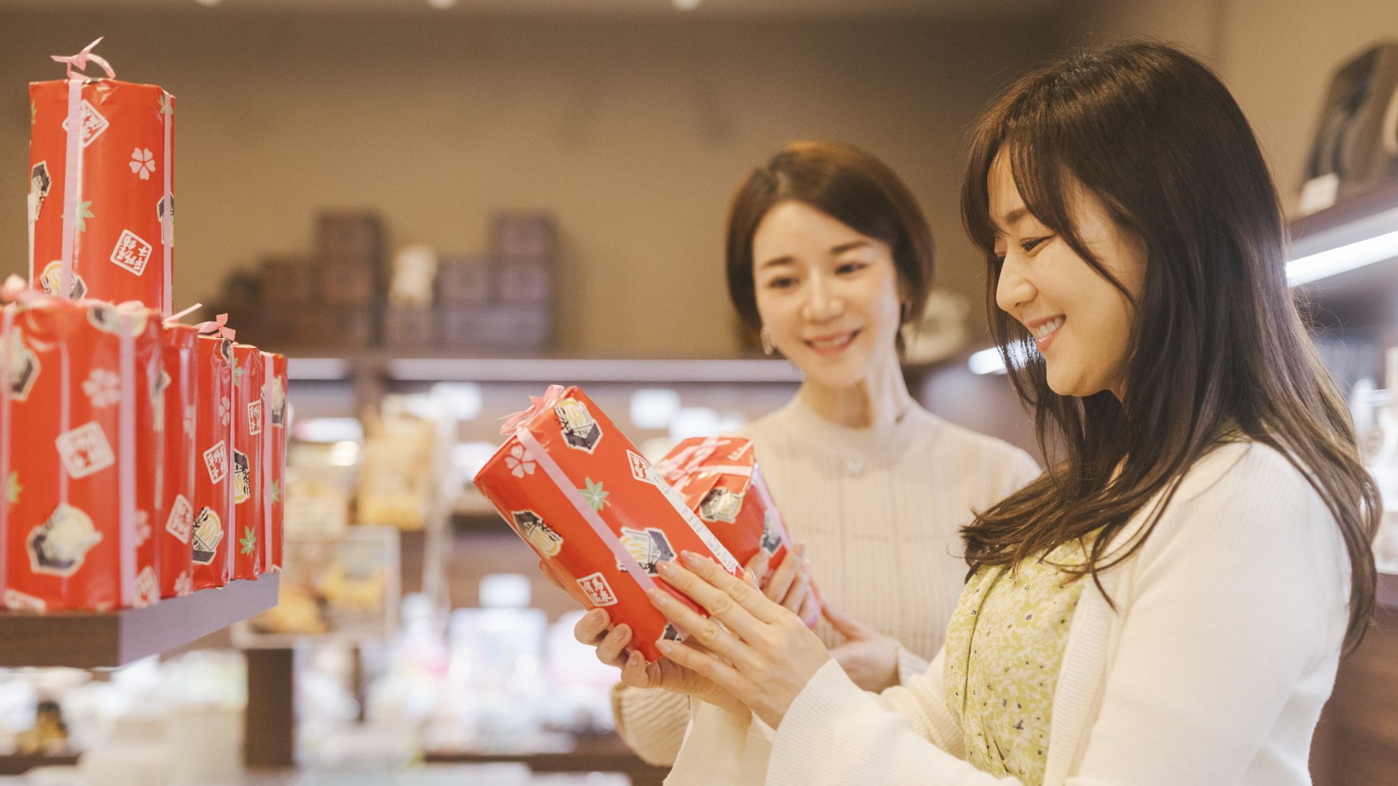 【売店♦花野辺】有馬ならではの銘菓や名産品、心を込めた贈り物に最適な逸品を揃えました。