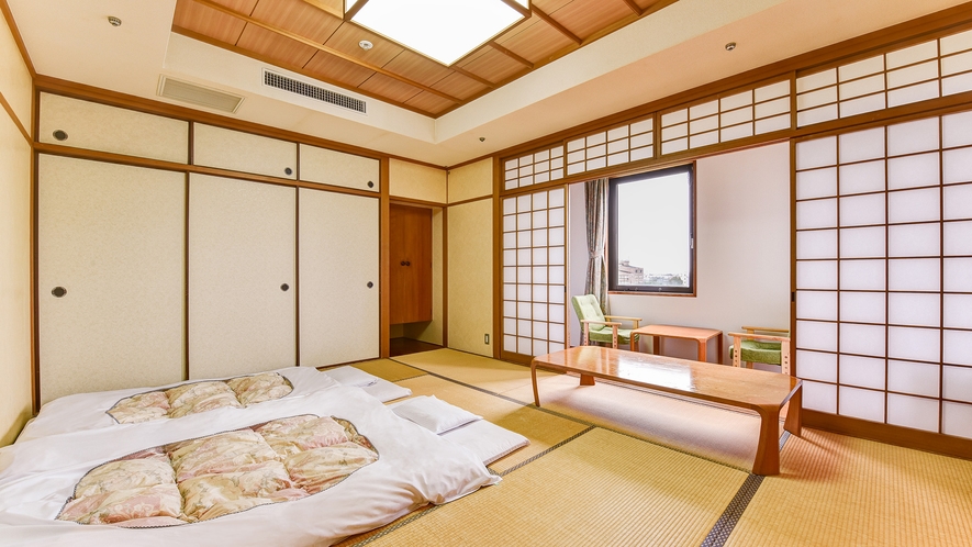 *【和室10畳】明るい朝の日差しが差し込む爽やかなお部屋です。