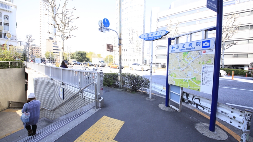 アクセス（乃木坂駅)　①乃木坂駅3番出口の階段を上がり、左に進みます。