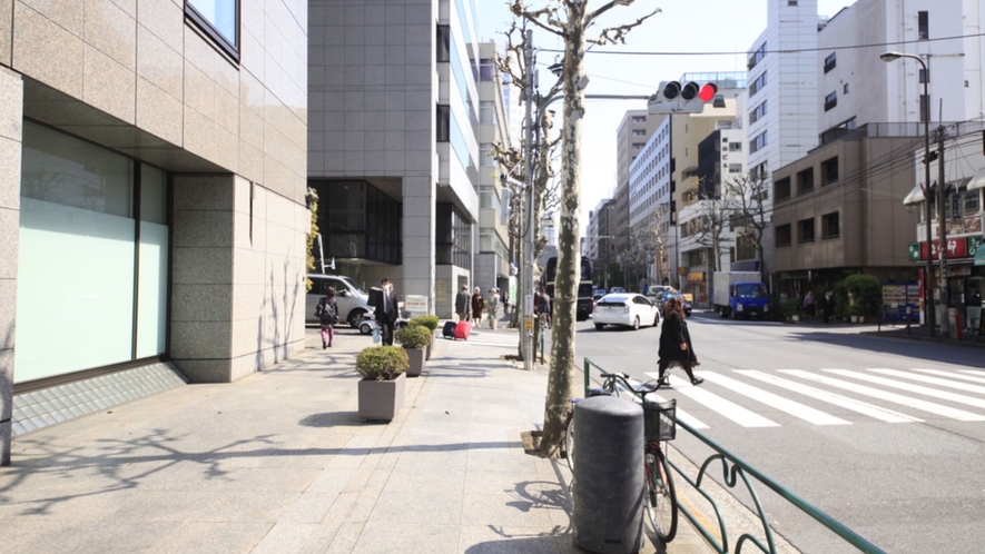 アクセス（青山一丁目駅）③外苑東通り沿いを直進します。少し歩くと、押しボタン式信号が見えてきます。