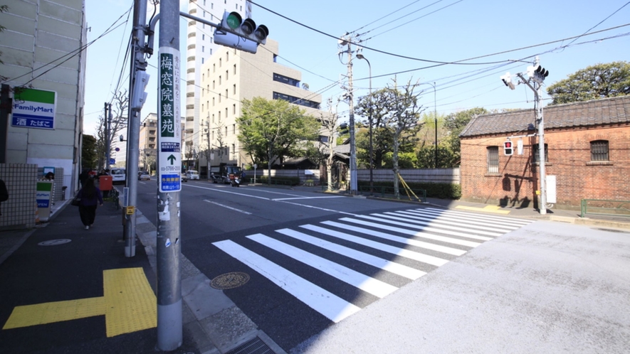 アクセス（乃木坂駅)　③信号を渡り、左に進みます。