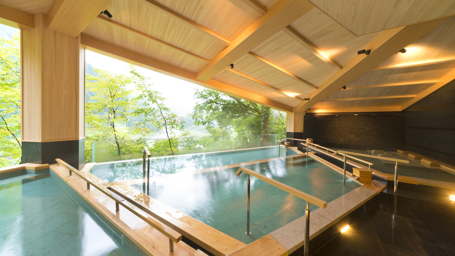 【展望露天風呂『棚湯』】黒部渓谷の雄大な景色をご覧いただけます。