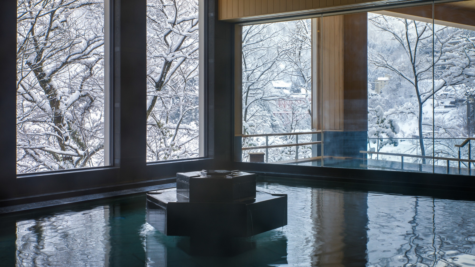 【展望露天風呂『棚湯』】四季折々の黒部渓谷をご覧いただけます。 