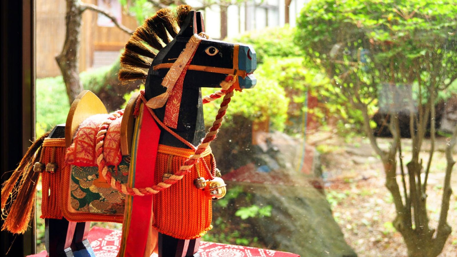 【調度品】年に一度のお祭りで街を練り歩く、チャグチャグ馬コの飾り馬の置物です。