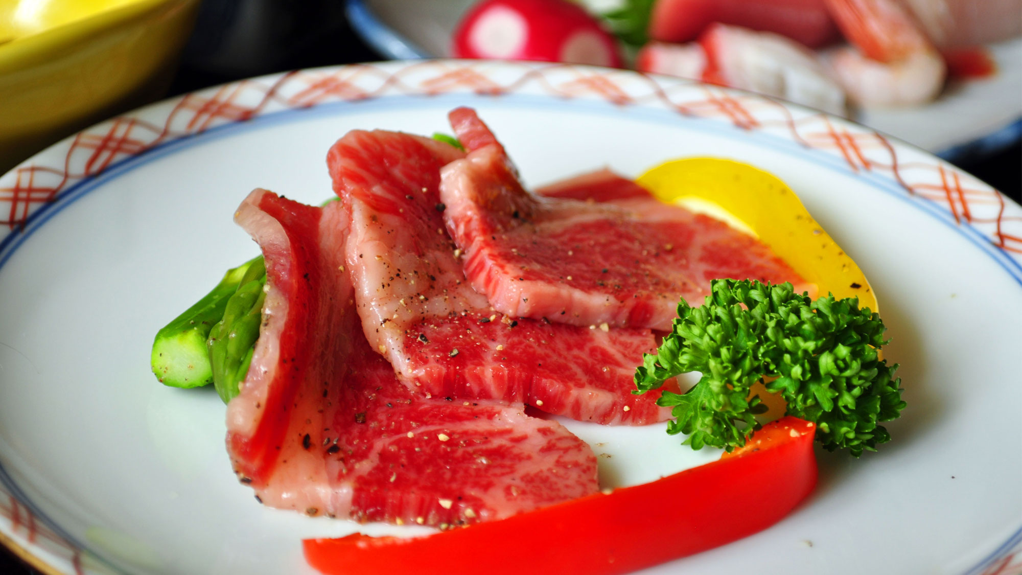 【観光ご夕食】滋味豊かなお肉もご一緒に。