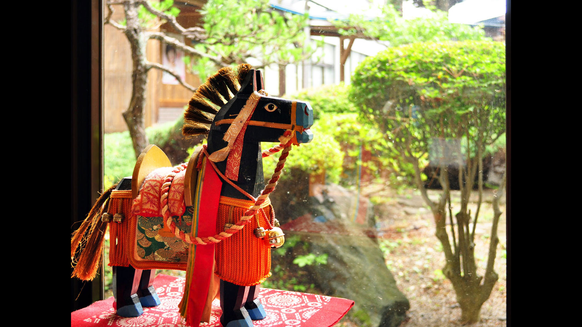 【調度品】年に一度のお祭りで街を練り歩く、チャグチャグ馬コの飾り馬の置物です。