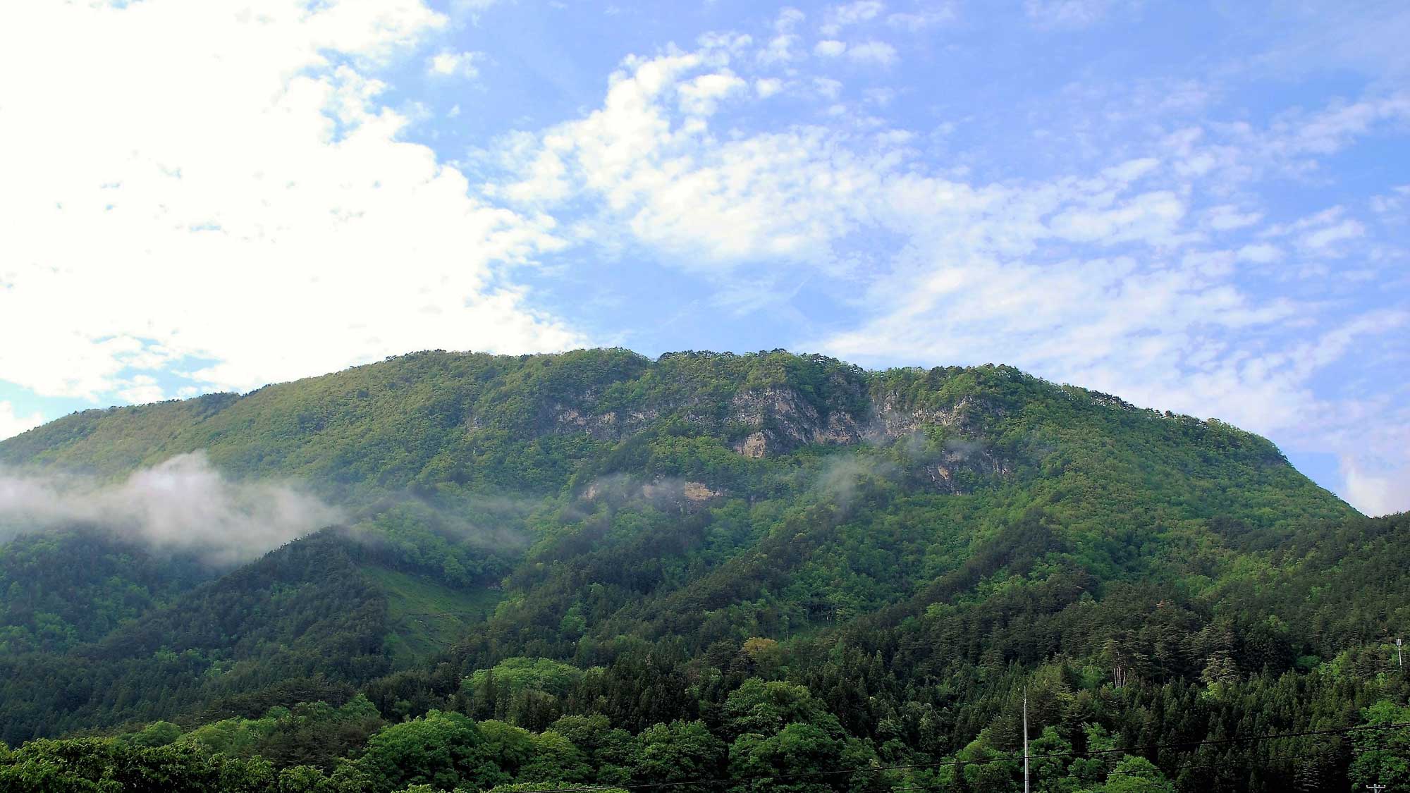【周辺景観】霊峰「宇霊羅山」は長年地元に愛された身近な山であり、信仰の対象でもありました。