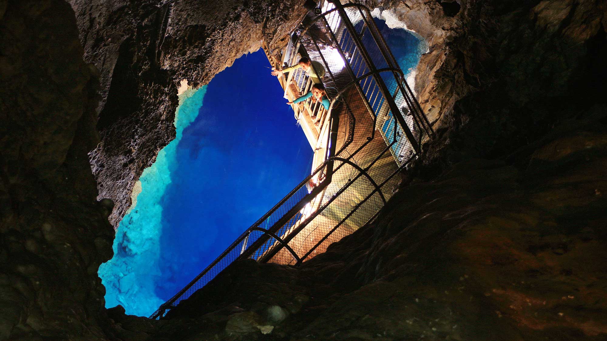 【周辺観光】悠久の年月と自然の神秘を感じさせてくれる、龍泉洞の第1地底湖です。