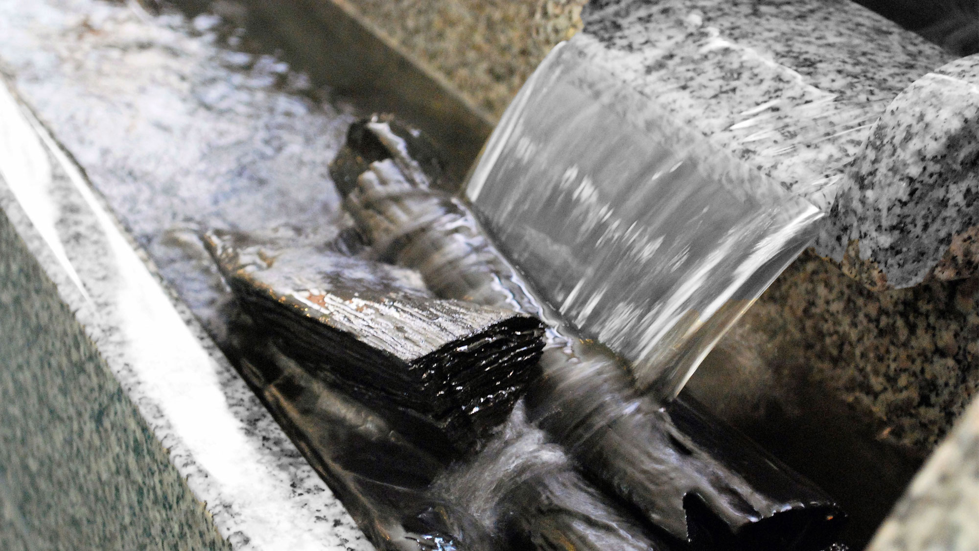 【大浴場】木炭が名水を濾過し不純物少ない純水により近くしてくれます。
