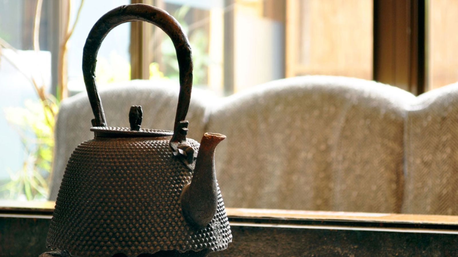 【調度品】古く江戸の盛岡藩と呼ばれていたころからの名物、南部鉄の鉄瓶がございます。