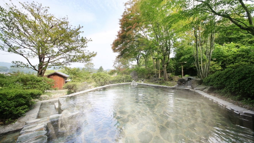 【露天 簾下りの湯】男性用露天風呂。岩手山を望み、開放感と野趣あふれる露天風呂です。