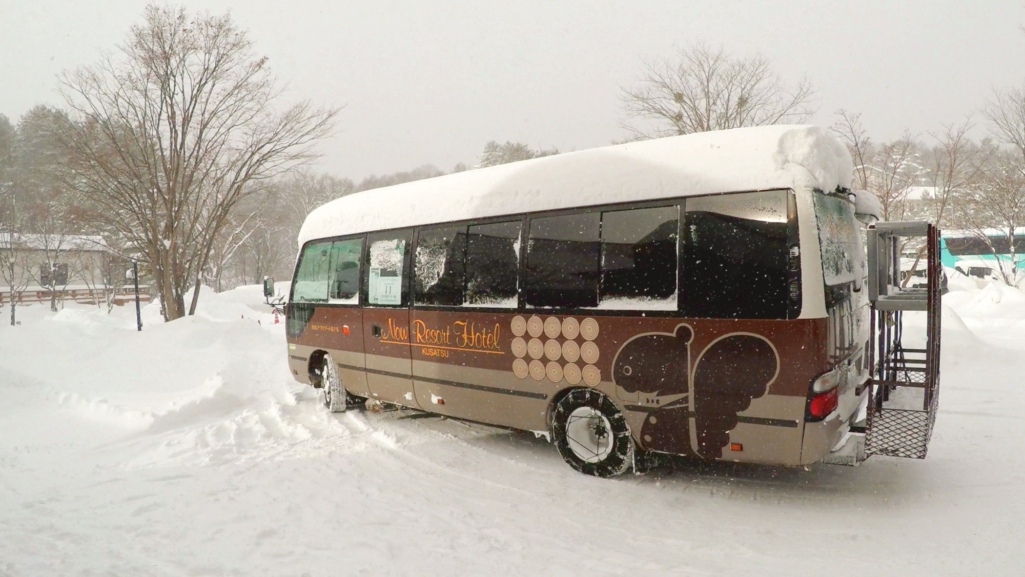 草津温泉スキー場へは無料シャトルバスで約1分