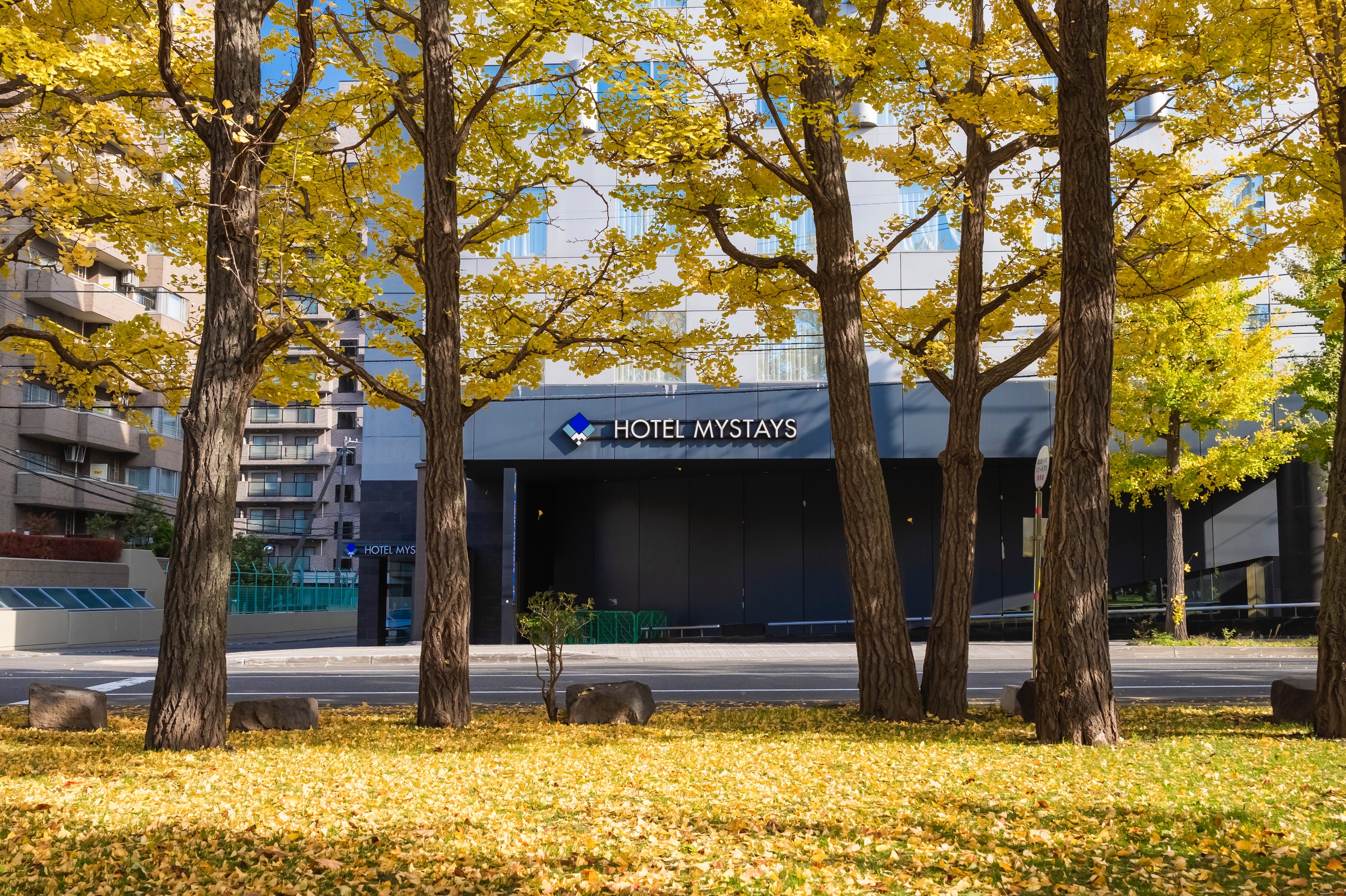 ホテル外観　秋