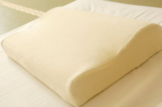 人気の低反発枕とそば殻風ソフトパイプ枕の２種をお部屋にご用意