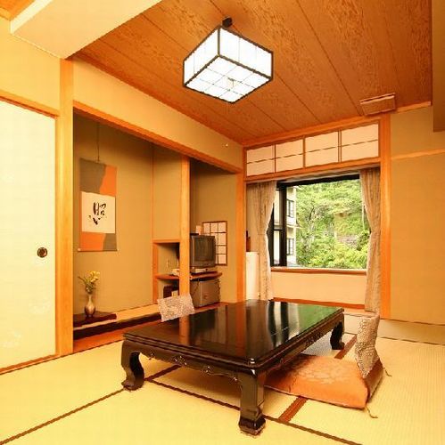 Japanese-style room 8 tatami mats (view: Shiroyama side)