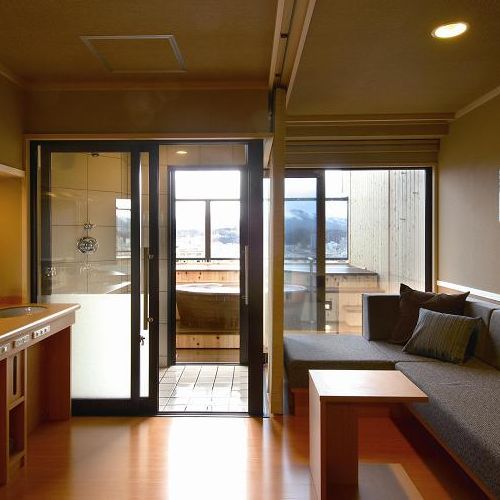 Kamar tamu dengan pemandian terbuka (peralatan Shigaraki) Contoh pemandian air panas