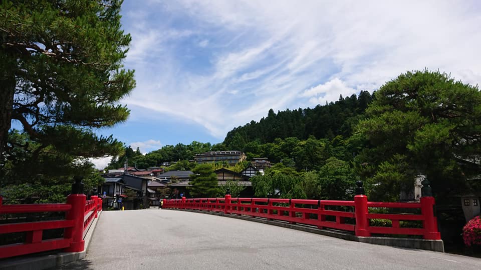 赤い「中橋」から望む城山と当館（中央付近）