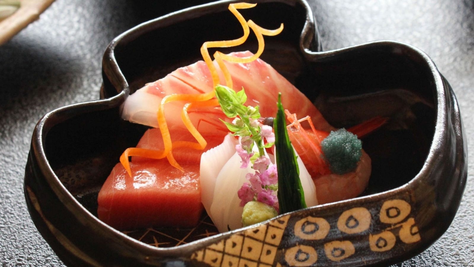 【姿ズワイ蟹一杯付き和食会席】お造里や季節の食材もふんだんに盛り込んで！（1泊2食）