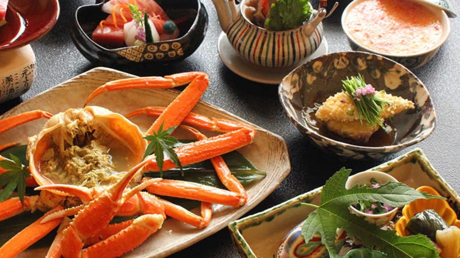 【姿ズワイ蟹一杯付き和食会席】お造里や季節の食材もふんだんに盛り込んで！（1泊2食）