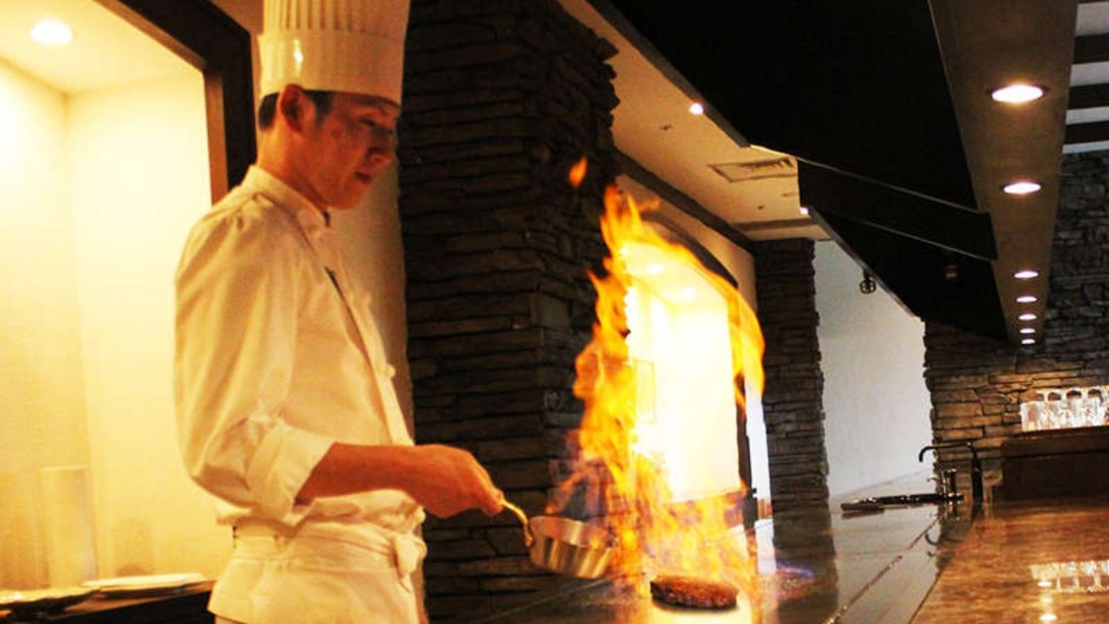 【美食の鉄板焼きプラン】国産牛×北陸の旬魚に舌鼓◆席数限定の湖畔ライブキッチンで贅沢に（1泊2食）