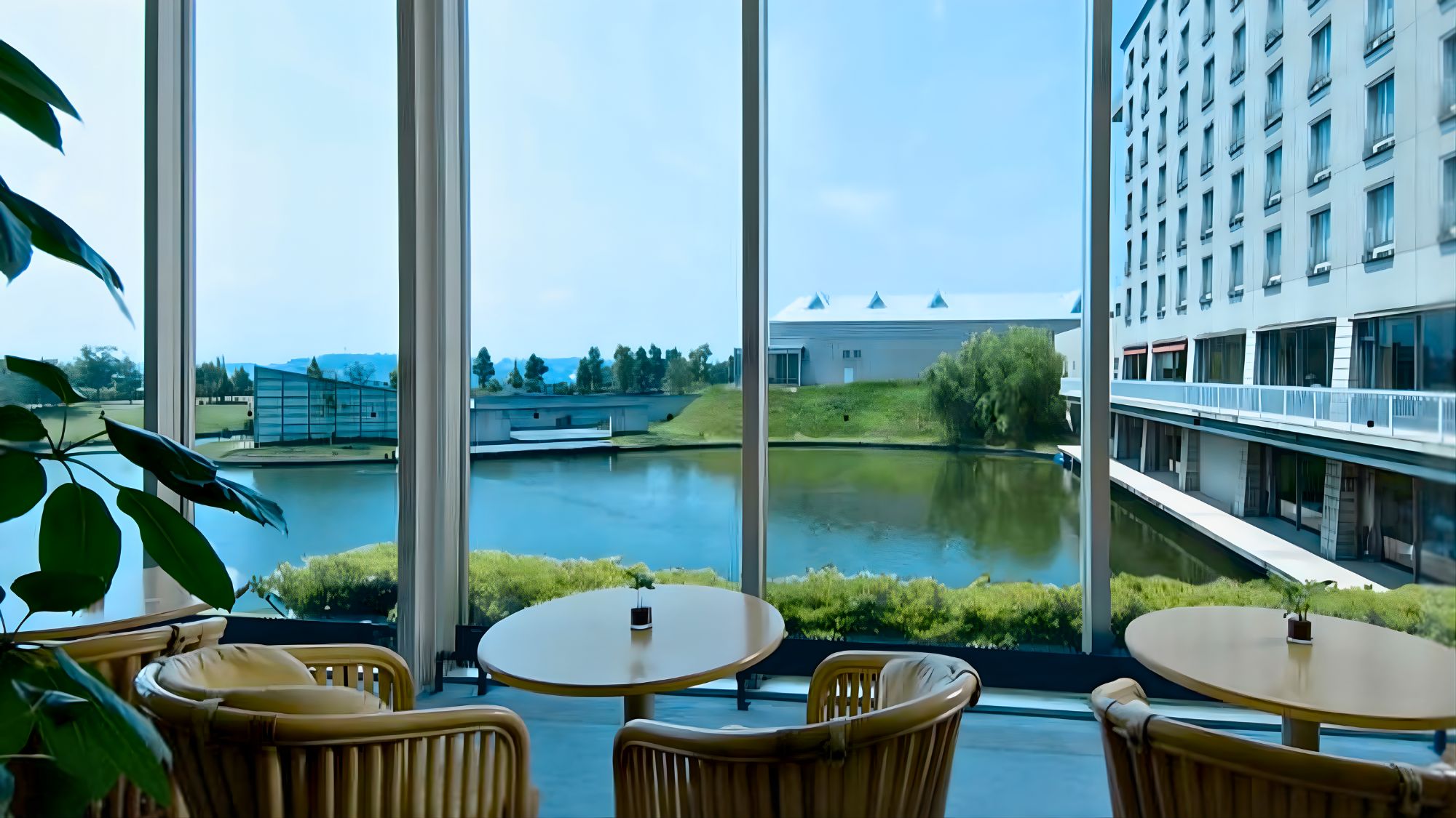 湖畔と山々を望む心安らぐひととき