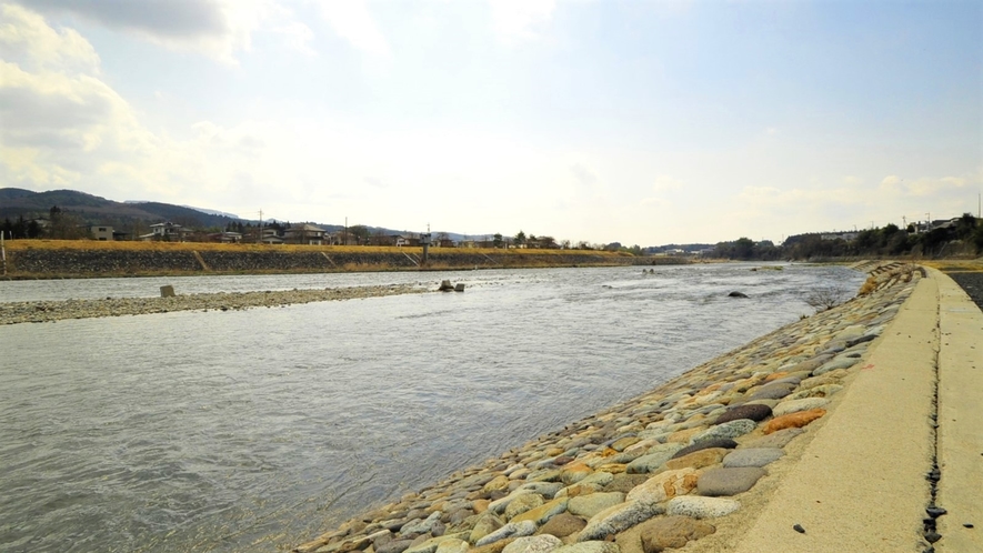 *那珂川のほとりにたたずむ当館