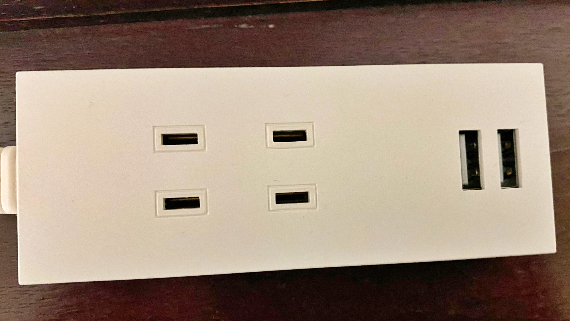 ベッドのそばに、USBからも充電できるコンセントを設置しております。