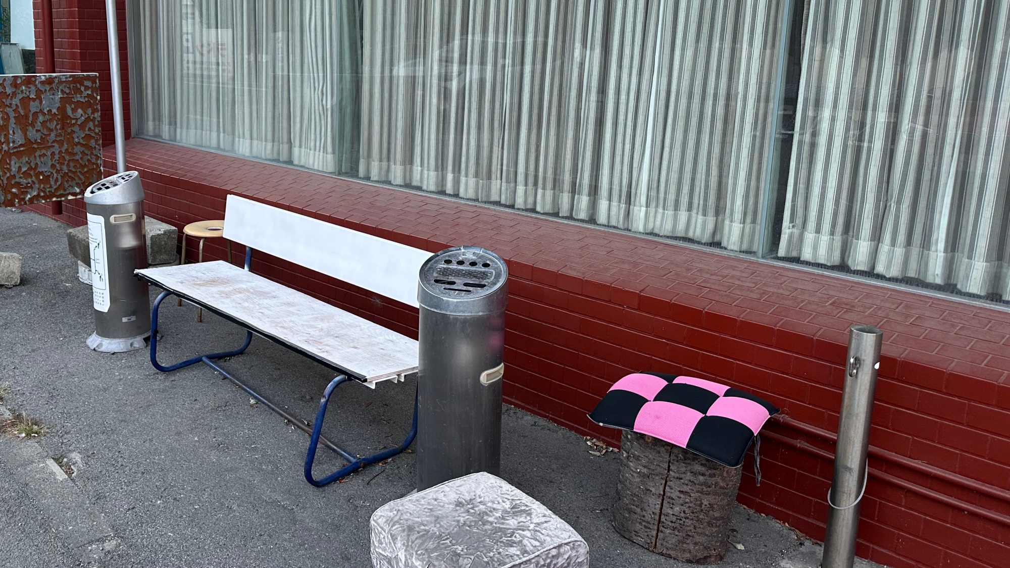 お部屋を含めて館内では喫煙はできません。 入り口を出て、右側に喫煙所を設けております。