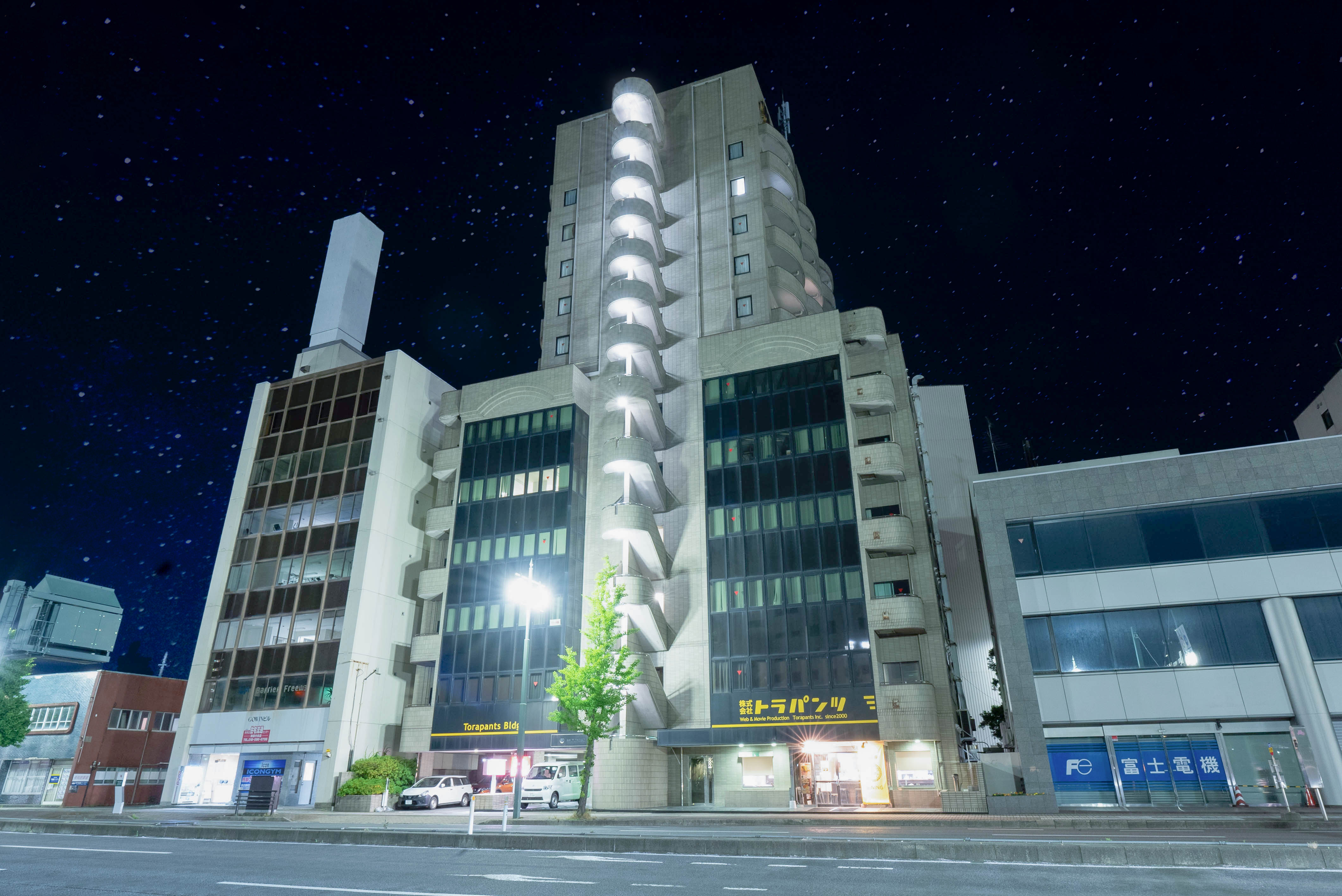 ホテル外観（夜）