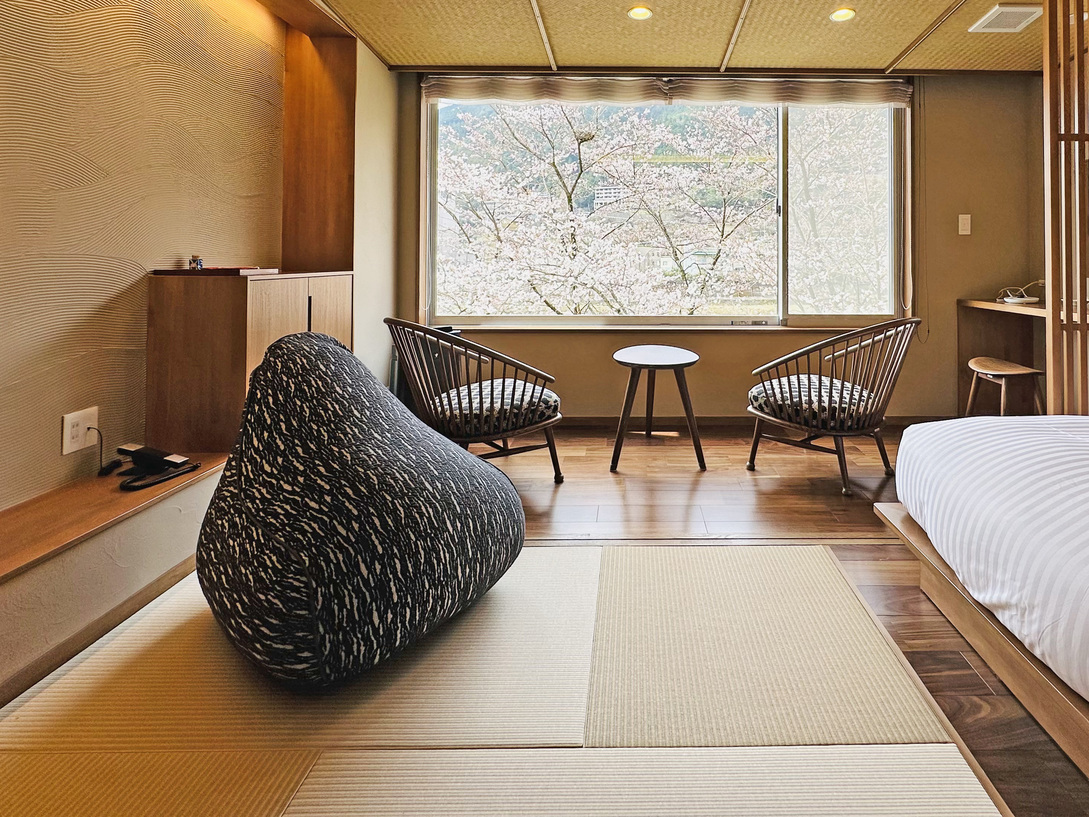 呂尚館のお部屋にはYogibo（ヨギボー）を置いております。